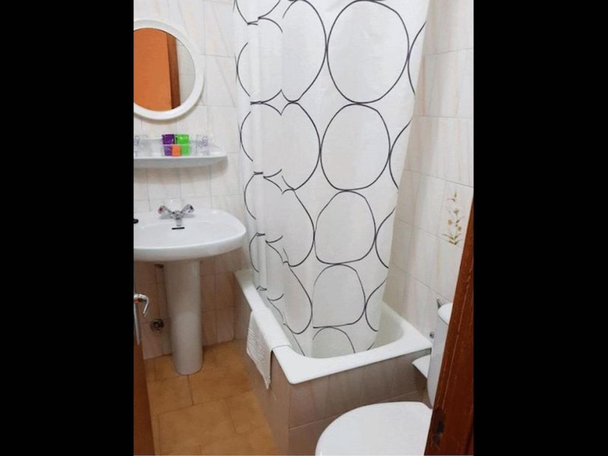 Room In Lodge - Double And Single Room - Pension Oria 2 Luarca Exterior photo